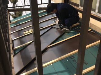 ベランダの床をすべて撤去し、新しい屋根材を敷いていきます
