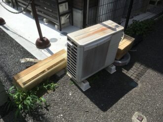 取り外したエアコンと室外機。長い間お疲れ様でした