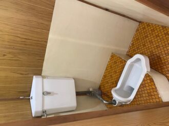今ではあまり見なくなった和式トイレ。　　ピカピカに！