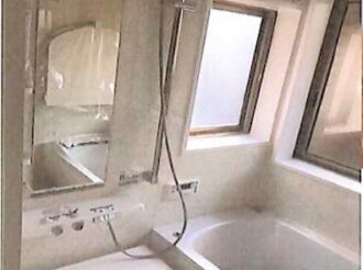 浴室：施工後　　　　　　　　　　　　　　清潔感ある明るい浴室が完成！　　　　　　こちらも全体をホワイト系で仕上げ、洗面所とトータルコーディネートされています