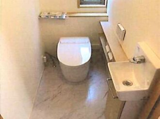 2Fトイレ：施工後　　　　　　　　　　　　トイレ本体の位置を後方にずらして設置　　手洗い付きのカウンターを新設しました