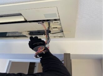 天井埋め込み型エアコンは、配線の養生も　慎重に・・・