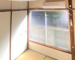 昭和レトロなお部屋に陽が差し込みます