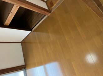 ワックスが、家具を移動する際の摩擦や物を落としてできるキズから床を守ってくれます