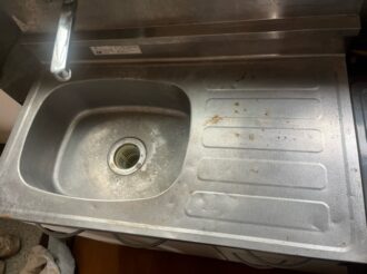 お掃除前：流し台は、こびりついた水垢が　目立ちます