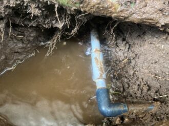 地面を掘ってみると、給水管に小さな穴が開き、水が漏れ出ているのがわかりました
